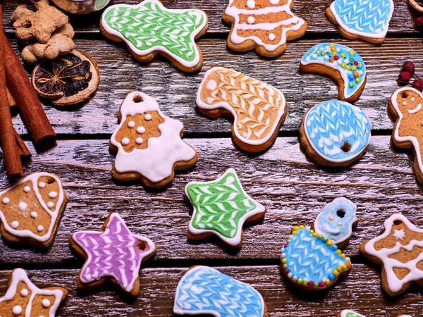 Glazed Christmas gingerbread on a wooden table. — Stock Photo, Image