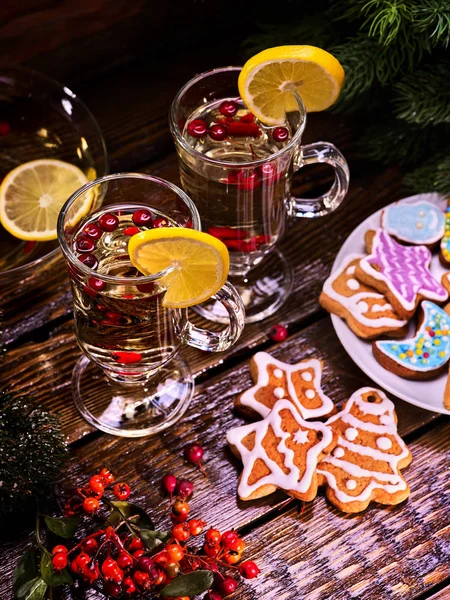 Galletas de jengibre de Navidad forma de estrellas y tazas de té  . — Foto de Stock