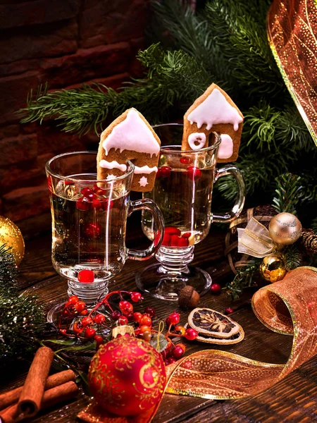 Vasos de vino caliente decorados con galletas de Navidad . — Foto de Stock