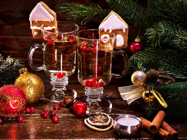 Schönes weihnachtliches Stillleben mit zwei Gläsern Punsch. — Stockfoto