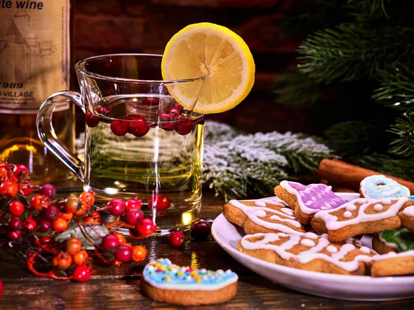 Bodegón de Navidad con vino y galletas . — Foto de Stock