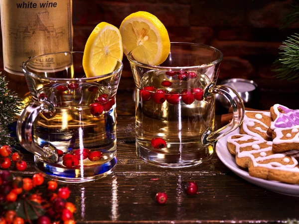 Dos tazas con bebida de Navidad, limón decorado . — Foto de Stock