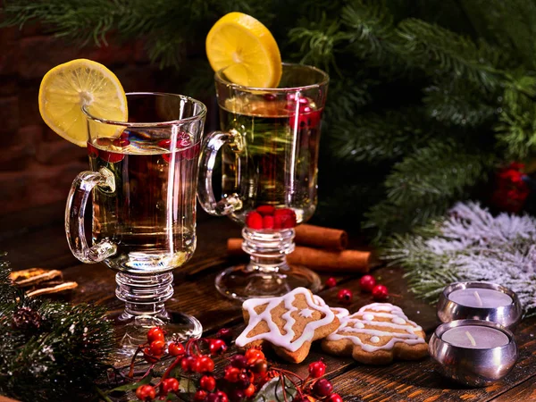 Noche romántica para dos con vaso de ponche caliente . — Foto de Stock