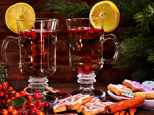 Vino con alcohol caliente y galletas de Navidad con bastón de canela — Foto de Stock
