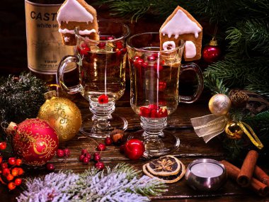 Noel natürmort çift latte kupa şerit üzerinde kokteyl ile.