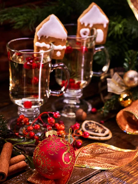 Cercanía Navidad naturaleza muerta con un par taza de bebida caliente . — Foto de Stock
