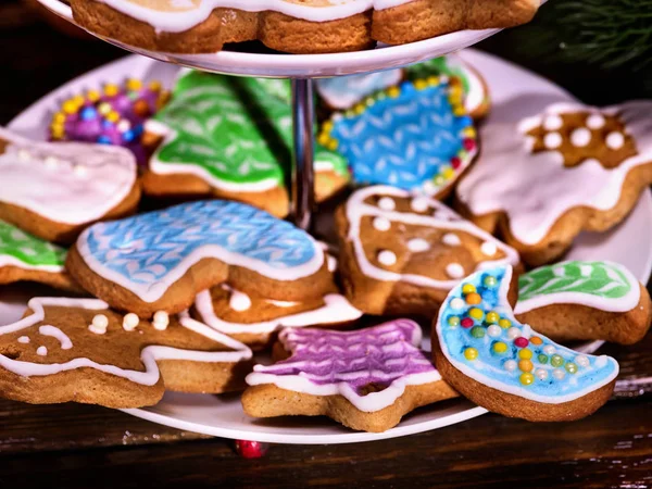 Bunte Lebkuchen-Weihnachtskekse im Plätzchenständer. — Stockfoto