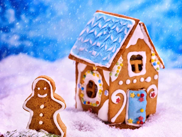 Bela casa de gengibre de Natal em neve de açúcar . — Fotografia de Stock