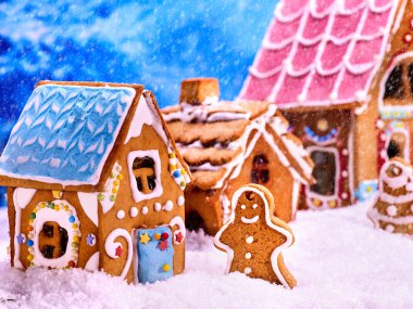 Zencefilli kurabiye adam ve eve yakın Noel ağacı kurabiye .