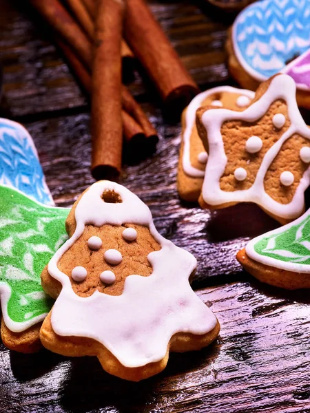 Weihnachtsbaum-Plätzchen Lebkuchen auf dem Weihnachtstisch. — Stockfoto