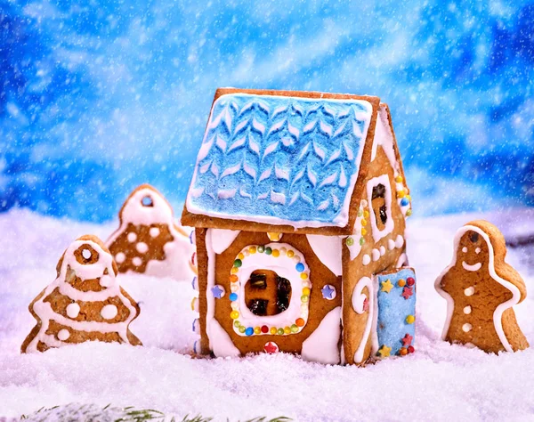 Hombre y casa de jengibre cerca de la galleta del árbol de Navidad  . —  Fotos de Stock