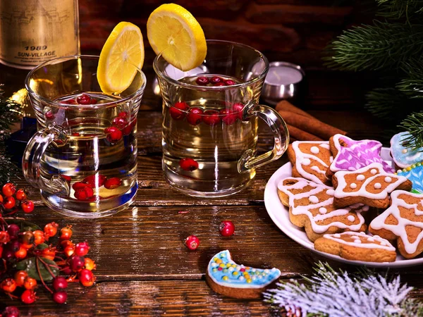 Golpe de bebida con galletas de jengibre de Navidad . — Foto de Stock