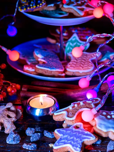 Gingerbread man on tiered cake. Food decoration christmas lights string. — Stock Photo, Image