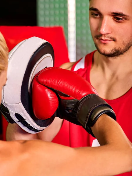 Mujer de entrenamiento de boxeo en clase de fitness. Ejercicio deportivo dos personas . — Foto de Stock
