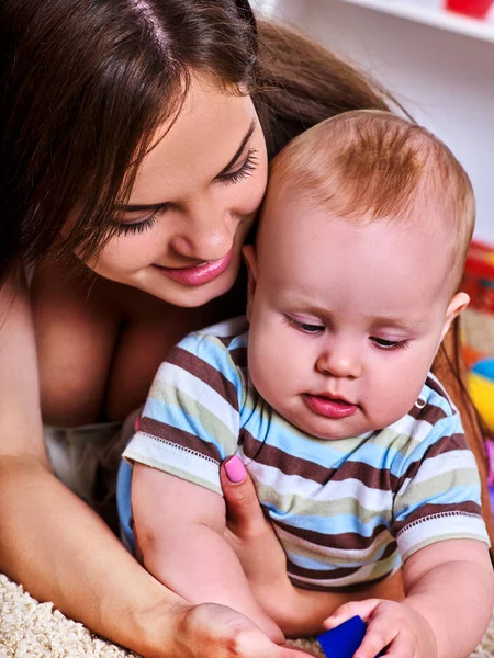 Anne ve çocuk oynuyor. Evde anne eğlenceli bebek. — Stok fotoğraf