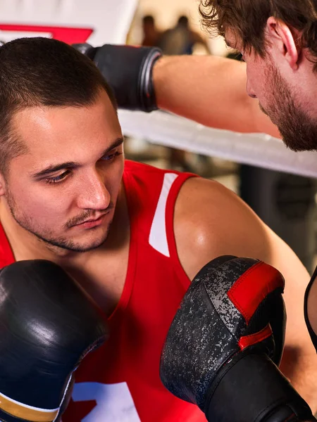 Dwóch mężczyzn bokser na sobie kask bokserski kryty. — Zdjęcie stockowe