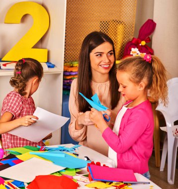 Sınıftaki çocuk kesme kağıt. Geliştirme sosyal origami lerning Okulu.