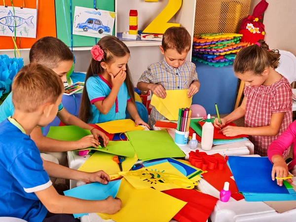 Kind snijden papier in de klas. Ontwikkeling sociale lerning op school. — Stockfoto