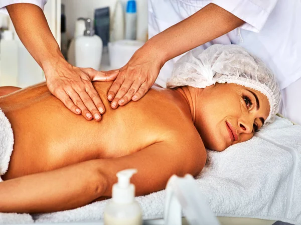 Massagem mulher terapeuta fazendo terapia manual de volta . — Fotografia de Stock