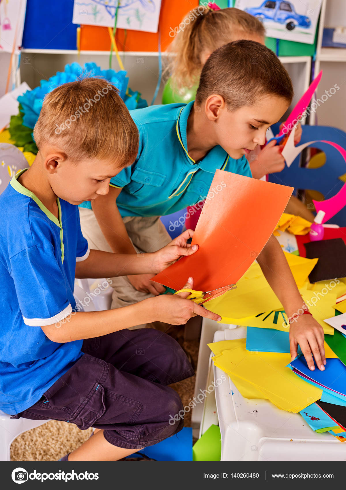 Visão superior grupo de crianças felizes da família garoto menino e menina  pintura de jardim de infância desenhando na educação de professores peper  na sala de jogos interior
