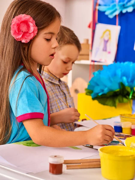 Estudantes pequenos crianças pintando em aula de arte escola . — Fotografia de Stock