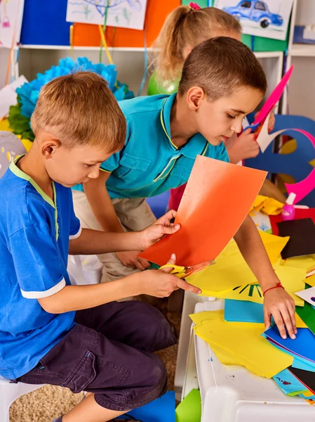 Kind snijden papier in de klas. Ontwikkeling sociale lerning op school. — Stockfoto