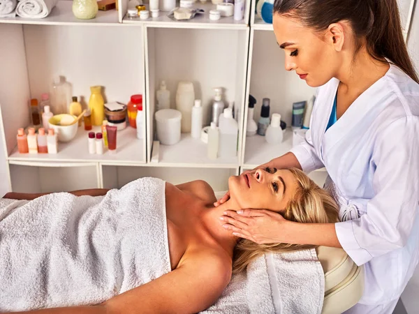 Massagem facial para quarenta e cinco anos salão de spa mulher . — Fotografia de Stock