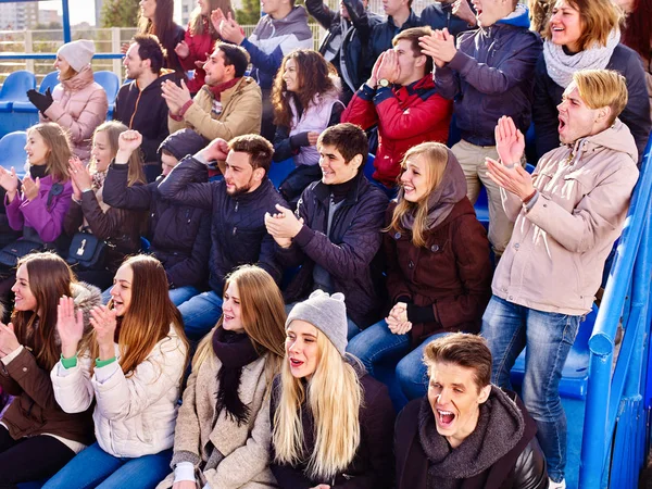 Jublande fans i stadium folk applåderar ditt favoritlag. — Stockfoto