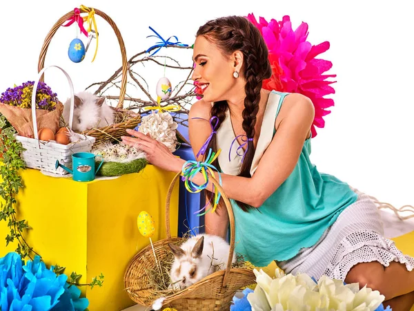 Femme dans le style de Pâques tenant lapin et fleurs . — Photo