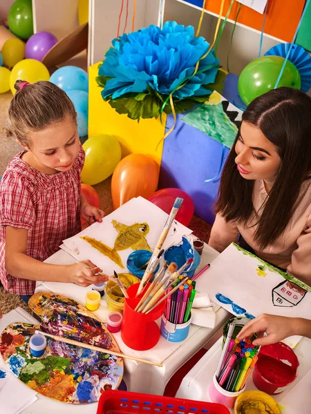 Enfants peignant et dessinant. Cours d'art à l'école primaire . — Photo