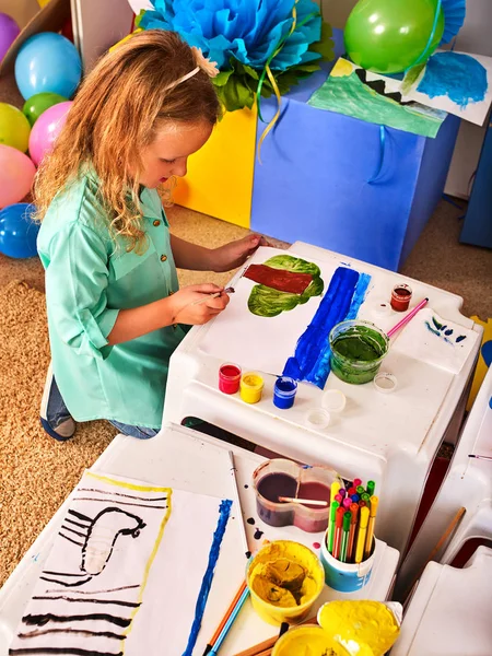Kleine student kind schilderen in de kunst schoolklas. — Stockfoto