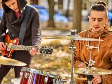 Festival müzik grubu. Vurmalı çalgılar Şehir Parkı üzerinde oynayan arkadaşlar.