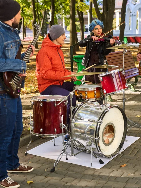 Festivalen musik bandet. Vänner spelar på slagverk instrumenterar stadsparken. — Stockfoto