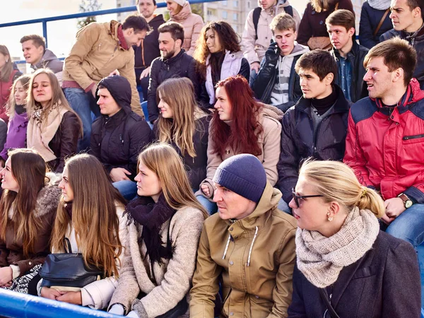 Fansen i stadion. Grupp människor vänta ditt favoritlag. — Stockfoto