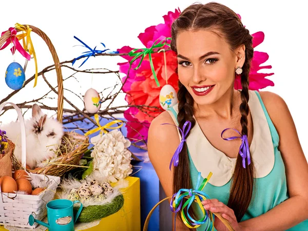 Mujer en estilo pascua sosteniendo conejito y flores . —  Fotos de Stock