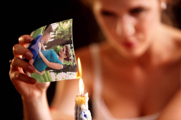 Женщина с разбитым сердцем. Пара расставаний. Сжигание семейного фото
.