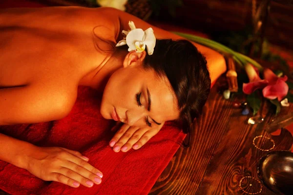 Massage av kvinna i spasalong. Luxary interiör orientalisk terapi . — Stockfoto