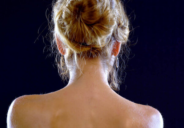 Голая задница. Голые плечи девушки
.