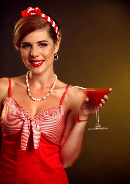 Pin Up Girl trinken blutigen Marihuana-Cocktail. Pin-up Retro weiblichen Stil. — Stockfoto