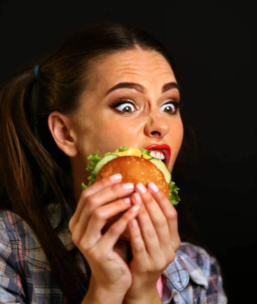 Kvinna äta hamburgare. Flicka vill äta snabbmat. — Stockfoto