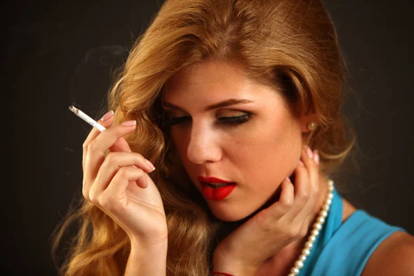 La mujer fuma marihuana. Chica que fuma cigarrillo . — Foto de Stock