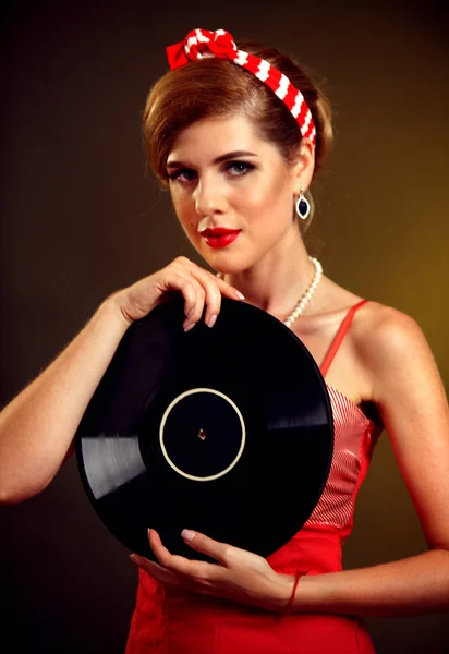 Mujer retro con disco de vinilo musical. Pin-up estilo femenino retro —  Fotos de Stock