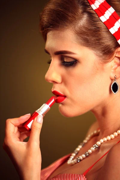 Cara de chica en pin hasta el estilo retro maquillaje . — Foto de Stock