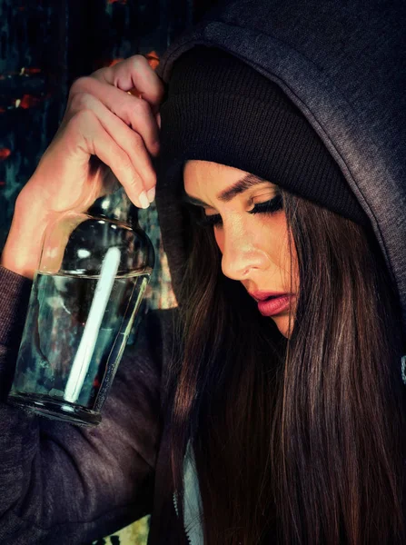 Woman alcoholism is social problem. Female drinking cause poor health. — Stock Photo, Image