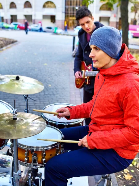 Festa da banda de música. Amigos tocando em instrumentos de percussão cidade ao ar livre . — Fotografia de Stock