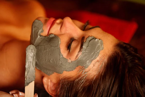 Маска для лица женщины в спа-салоне. Массаж лица  . — стоковое фото