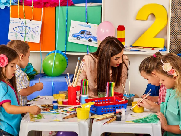 Crianças pintura e desenho. Aula de artesanato na escola primária . — Fotografia de Stock