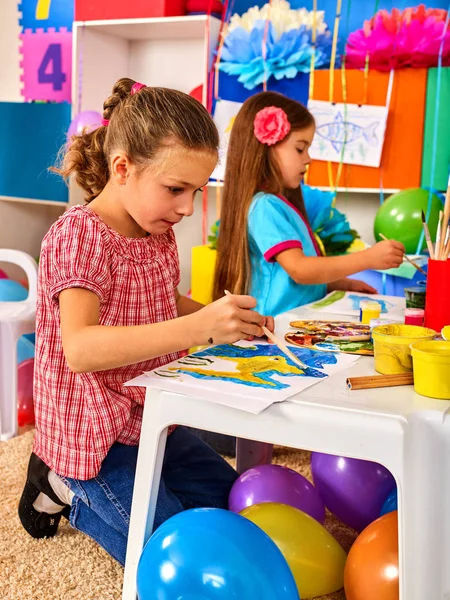 Pequena criança estudante pintura na aula de arte escola . — Fotografia de Stock