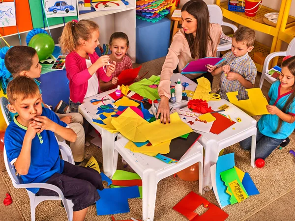 Niños cortando papel en clase. Desarrollo social lerning en la escuela . —  Fotos de Stock