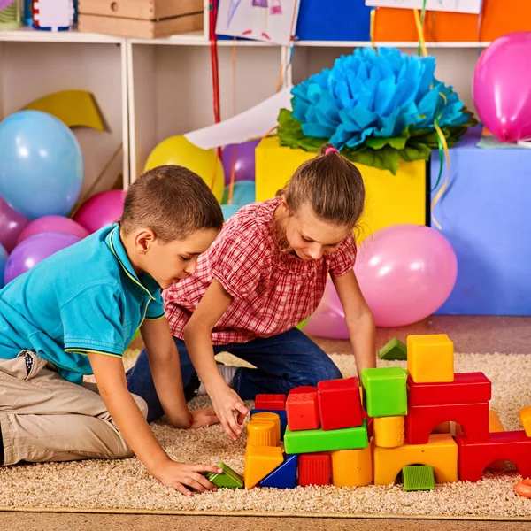 Kinderen spelen in kids club binnen. Les in de lagere school. — Stockfoto